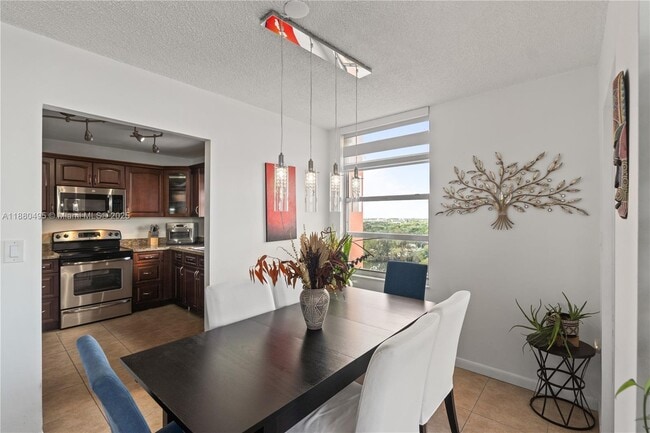 Building Photo - 1351 NE Miami Gardens Dr