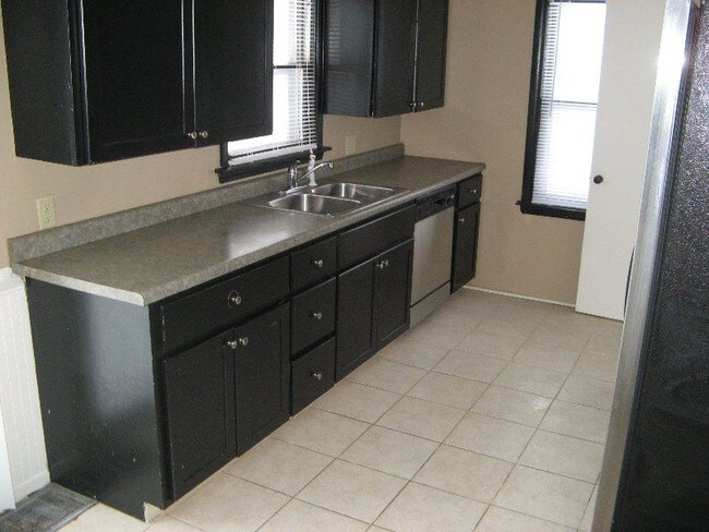 Building Photo - 3 br, 2 bath House - 36th