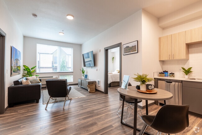 2BR, 2BA - 821 SF - The Flats at Chase