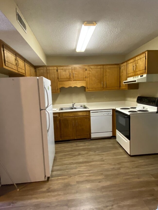 Building Photo - 2 Bedroom 2 Bath Townhouse