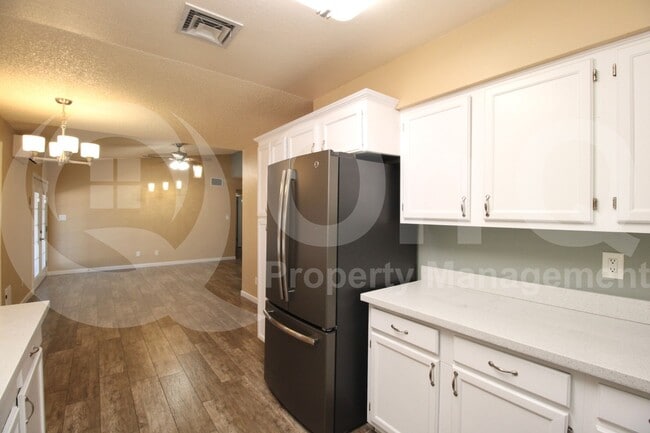 Building Photo - 2862 E Dolphin Ave