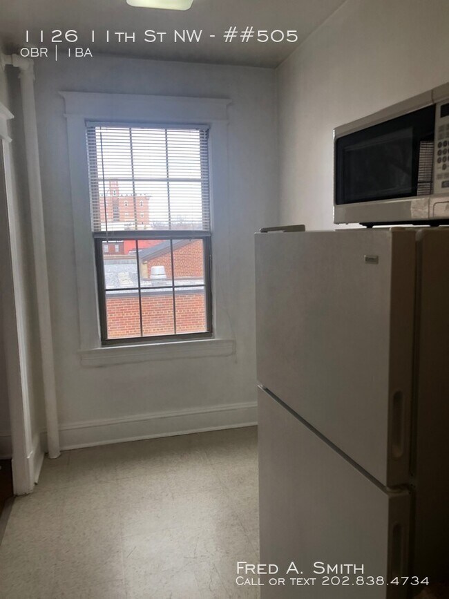 Building Photo - Great Studio in Downtown Location