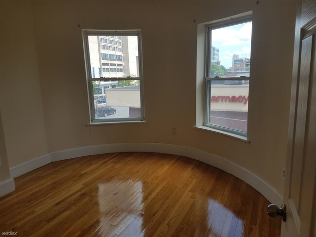 Building Photo - 3 br, 1 bath  - 877 Harrison Ave # 83