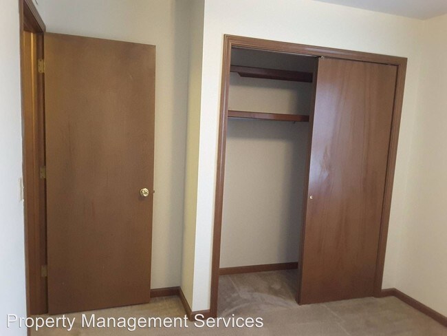 Building Photo - 120 S Silverwood Ln