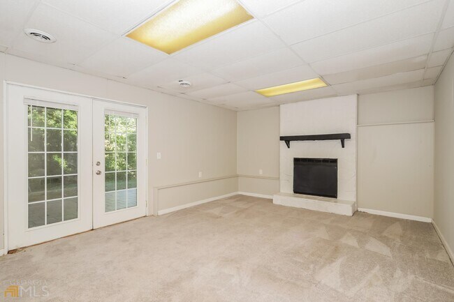 Building Photo - 6630 Valley Hill Dr