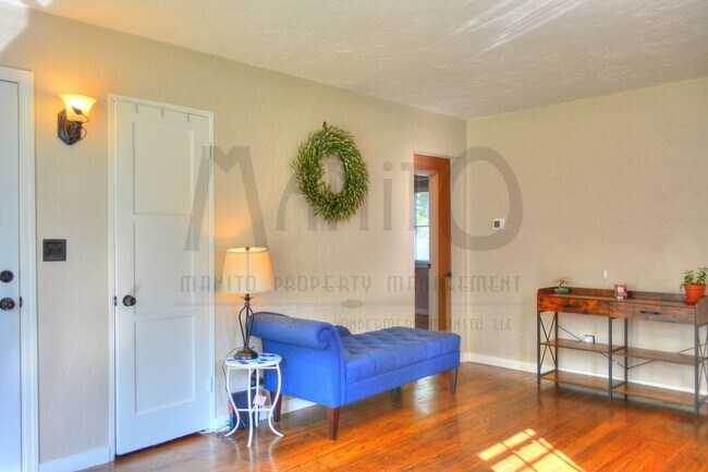 Building Photo - Charming Valley Home