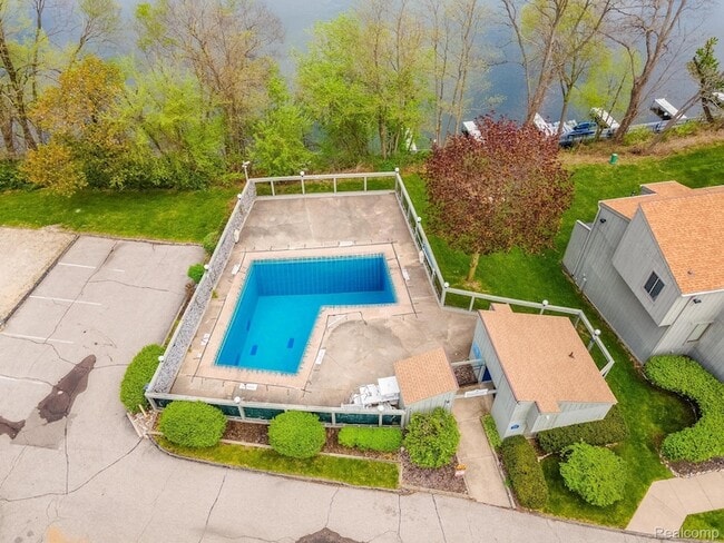 Foto del edificio - 9663 Bayview Dr