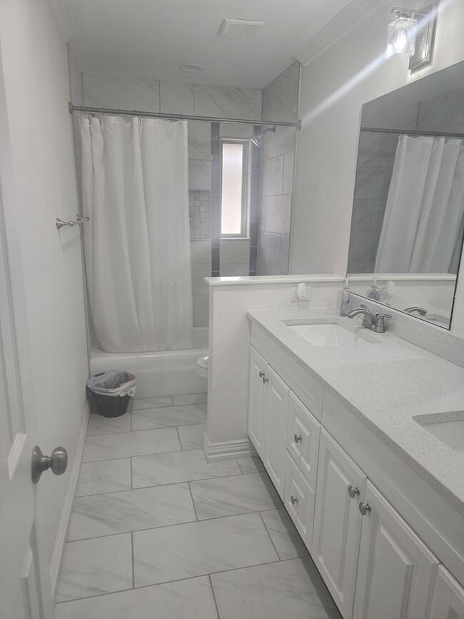 Building Photo - 2720 Westridge Dr