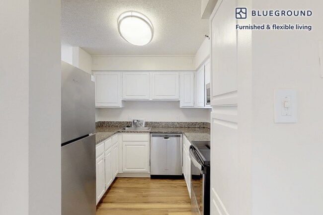 Building Photo - 2251 Pimmit Dr