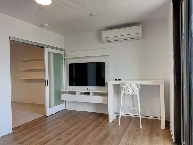 Building Photo - High Floor Kakaako 1 bedroom