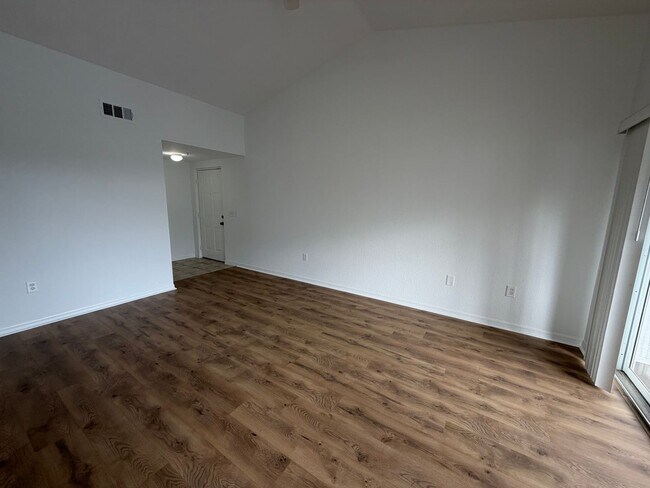 Foto del edificio - ANNUAL RENTAL - FAIRWAY PRESERVE- 2 BED / 2 BATH WITH LAKE VIEW