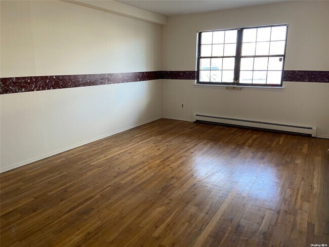Foto del edificio - 42-16 Little Neck Pkwy