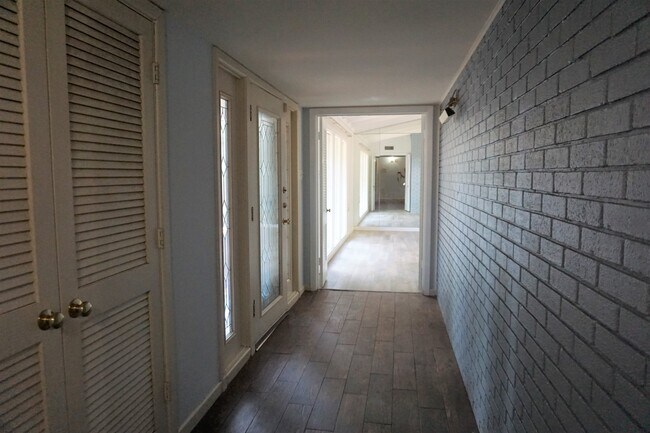 Foto del edificio - 2408 Hampstead Ln