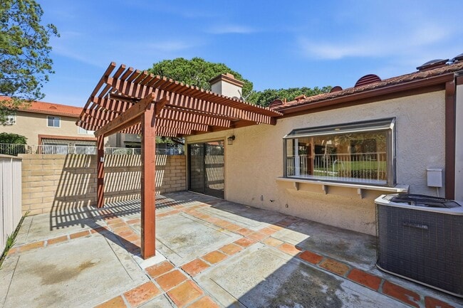 Building Photo - Beautifully Updated Townhome in Dana Point