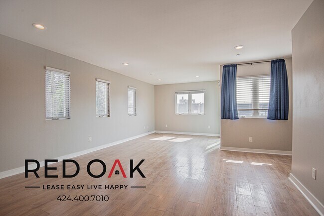 Foto del edificio - Incredibly Spacious Three Bedroom with Stu...