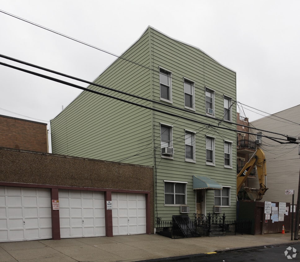 Primary Photo - 186 Frost St