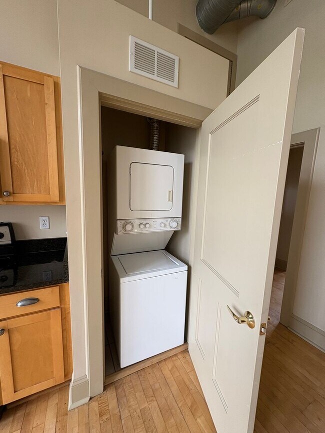 Foto del edificio - Two Bedroom Two Bathroom Apartment!