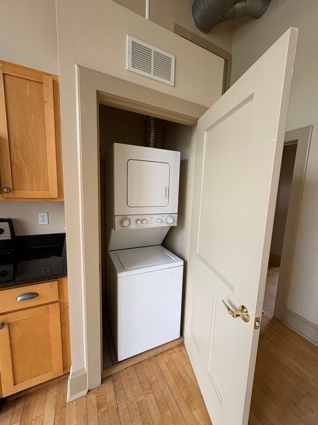 Building Photo - Two Bedroom Two Bathroom Apartment!