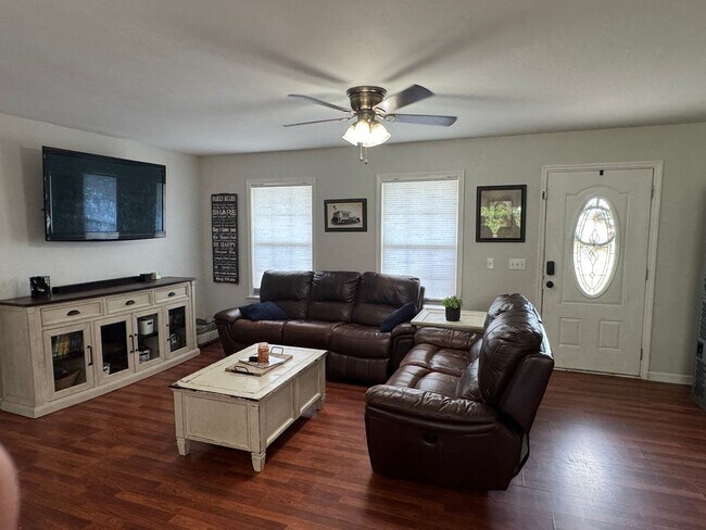 Foto del edificio - Country living on the outskirts of Nashville with 4 large beds, 2 baths, a bonus room and over an...
