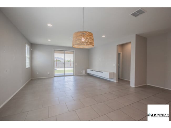 Building Photo - Beautiful 3/2 Phoenix House!