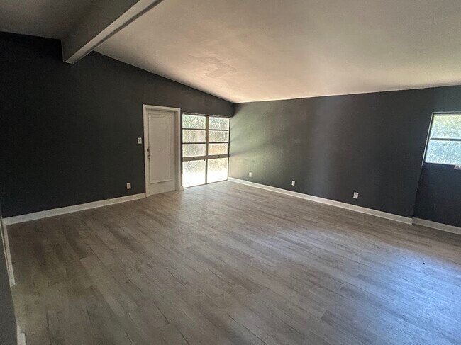 Building Photo - 1911 S Riverview Cir