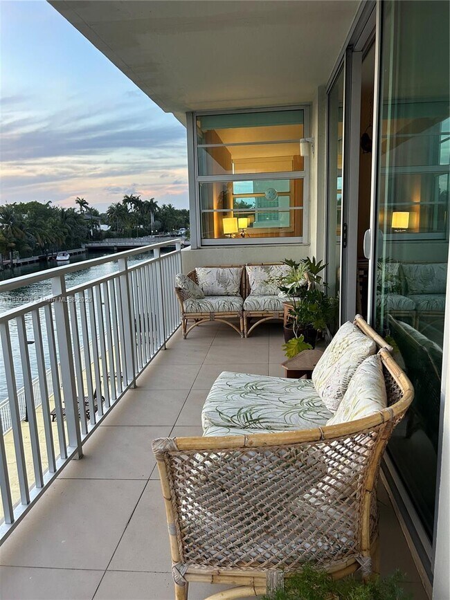 Foto del edificio - 9500 W Bay Harbor Dr