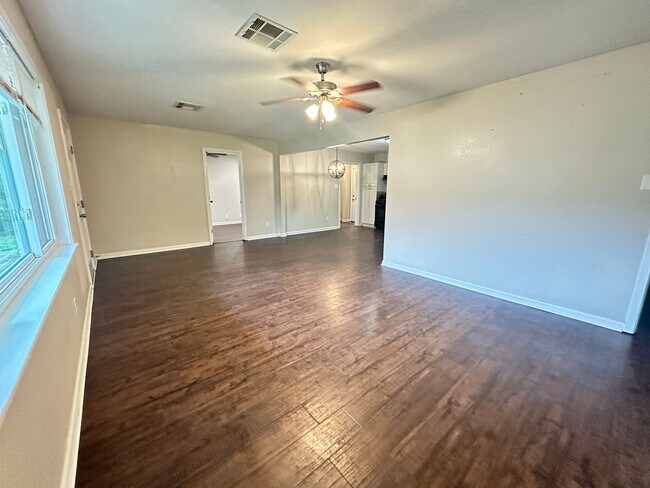 Foto del edificio - NEW PRICE-GREAT STARTER HOME IN SOUTH BOSS...