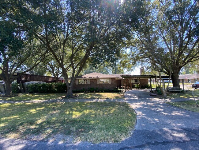 Building Photo - Conveniently Located in Jefferson Terrace ...