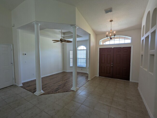 Foto del edificio - 411 SW Vista Lake Dr