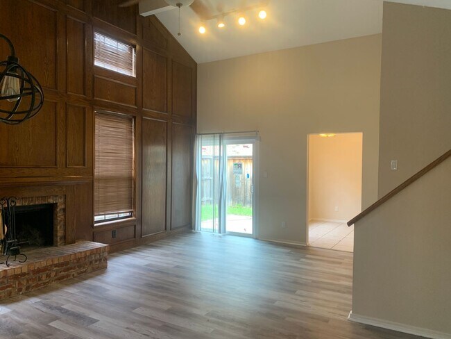 Building Photo - 300 Taos Trl