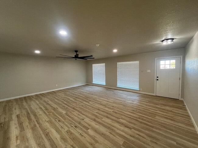 Building Photo - 9380 Schaefer Rd