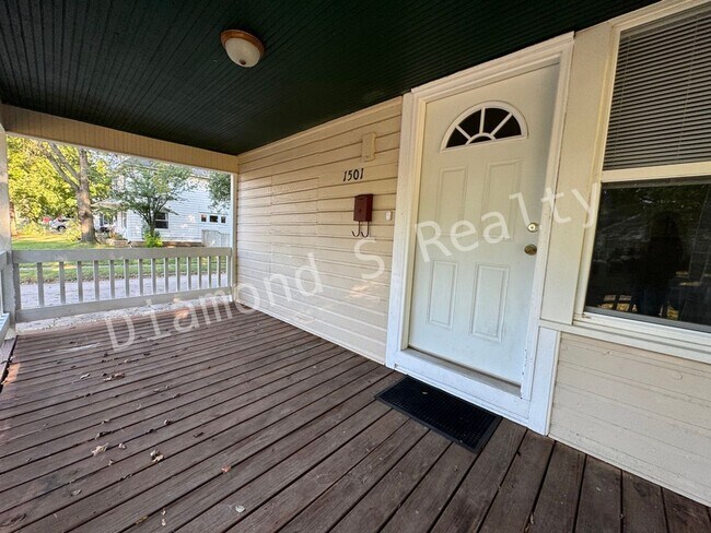 Building Photo - 1501 E McDaniel St