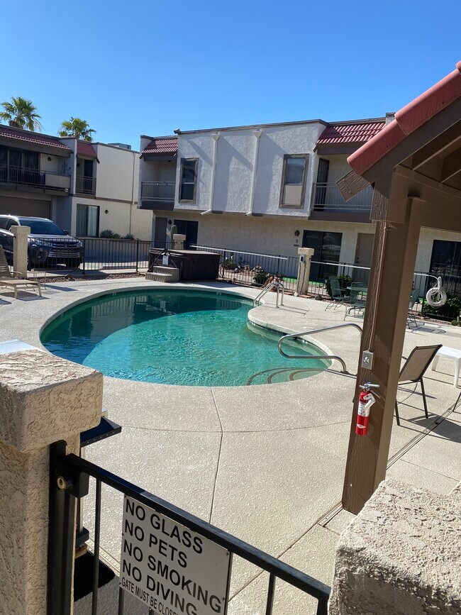 Foto del edificio - 2121 Magnolia Dr