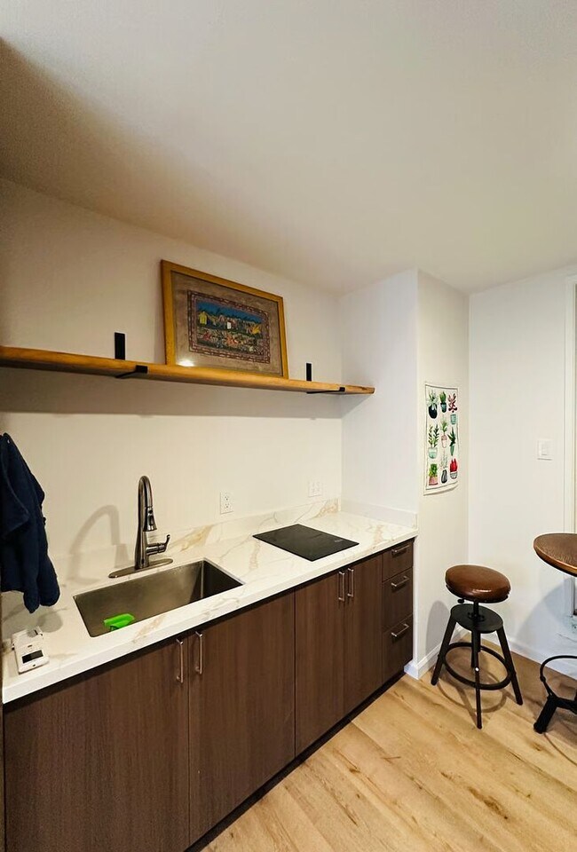 Foto del edificio - Peaceful, Fully Furnished Studio with Patio in Prime Santa Rosa