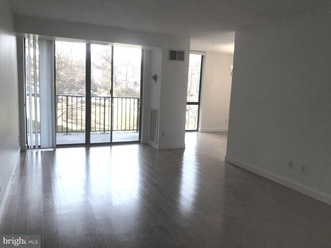 Building Photo - 2300 Pimmit Dr