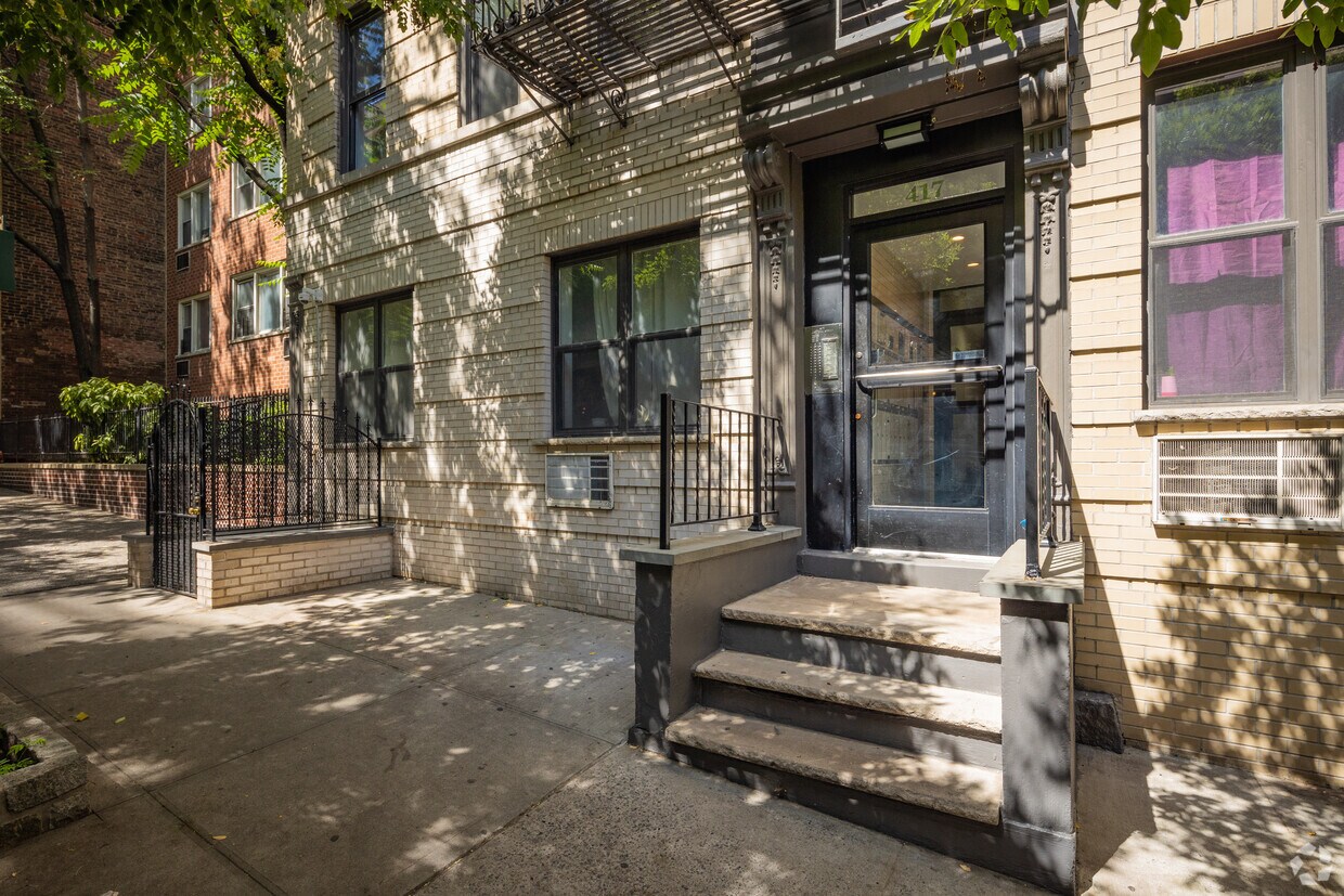 Entrada - 408 E 64th St