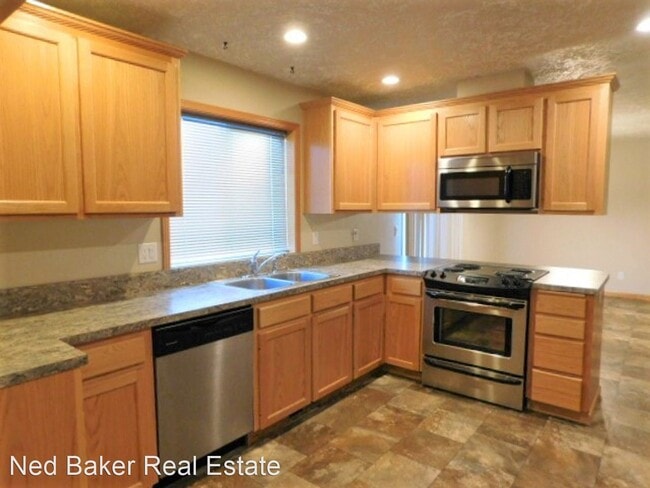 Building Photo - 3 br, 2.5 bath House - 4551 Mabel Ave NE
