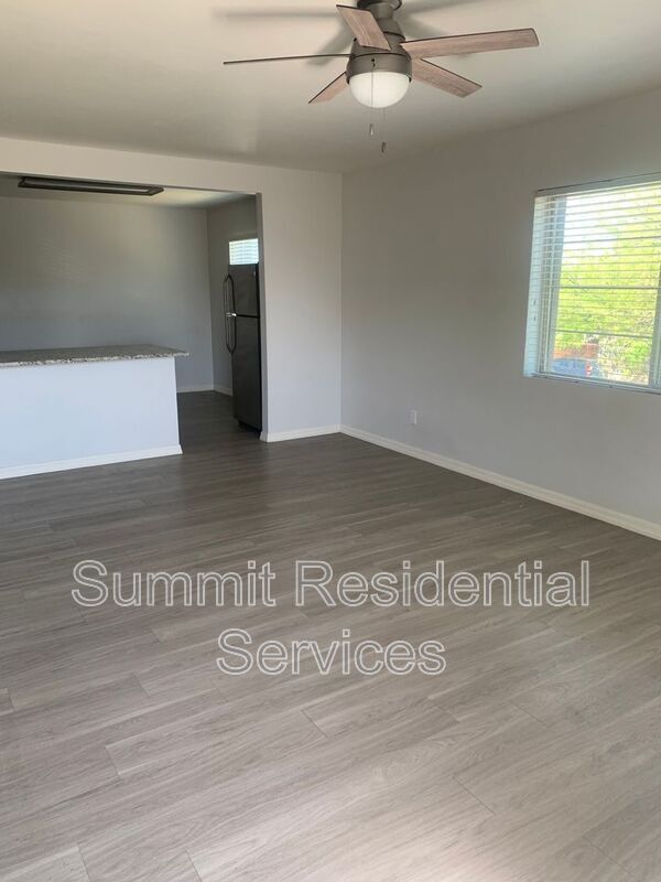 Building Photo - 838 E 9th St