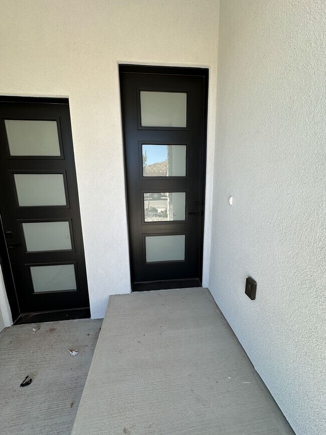 Building Photo - Brand New Townhome