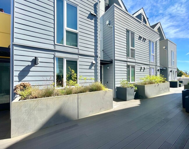 Building Photo - Great 2b2b townhouse for rent