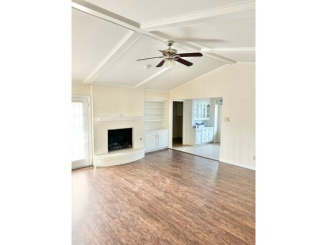 Foto del edificio - Beautiful Four Bedroom Home in the Red Bir...