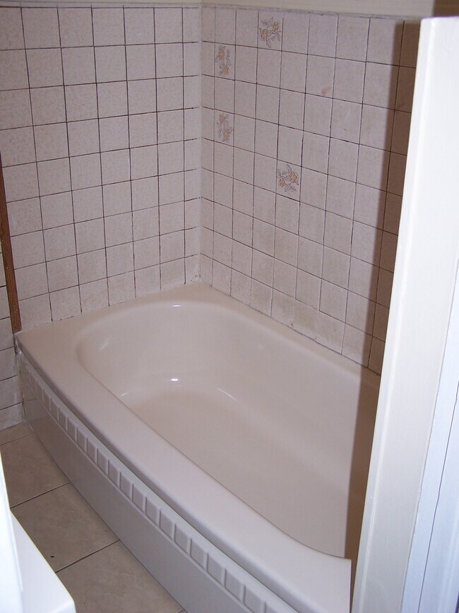 bath - 1817 E 17th St