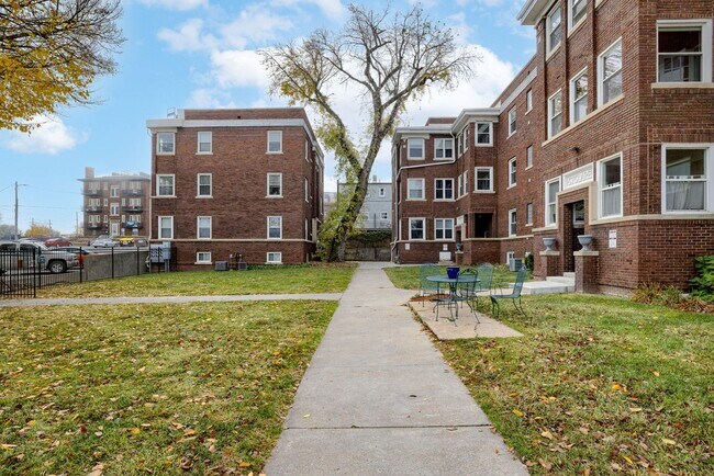 Building Photo - Gated 2 Bedroom Condo With Parking!!