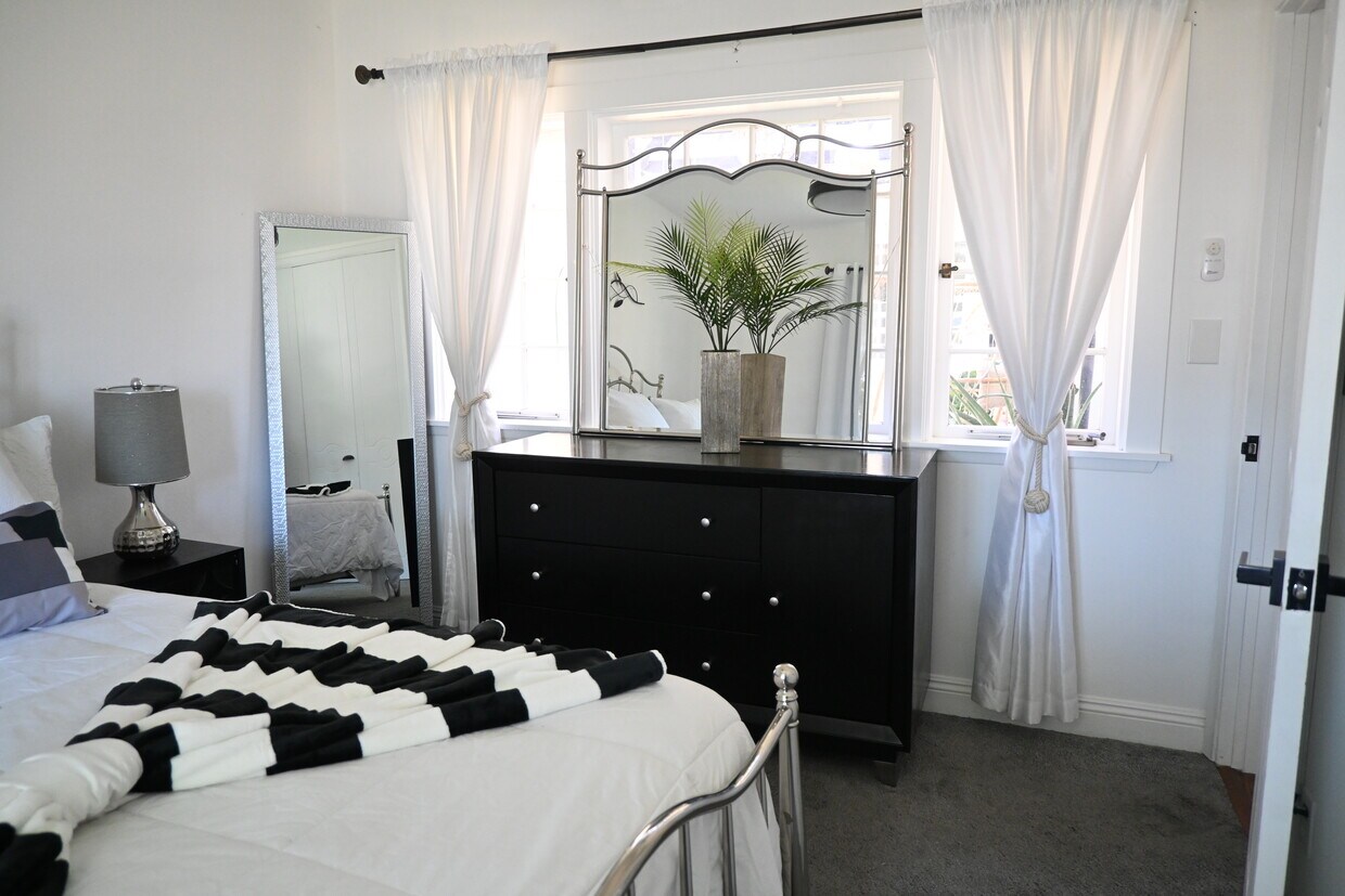 Foto principal - 10420 Eton Ave