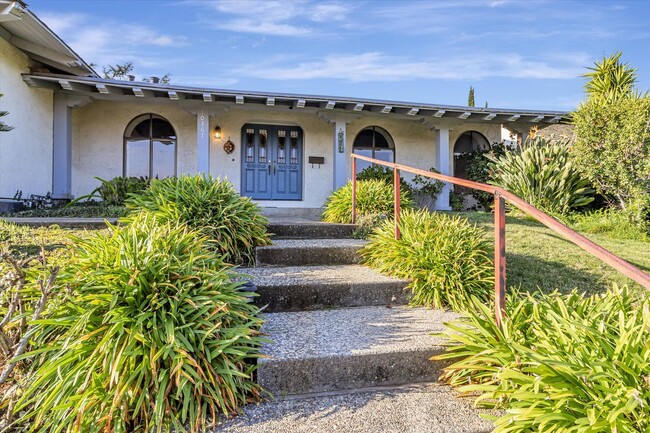 Foto del edificio - Large home in Cupertino with Sparkling Pool