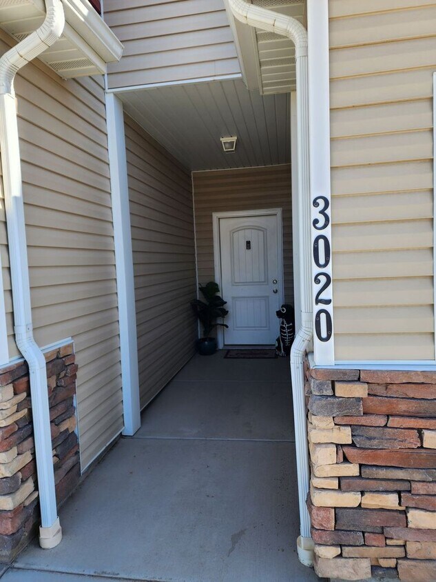 Building Photo - Charming Townhome