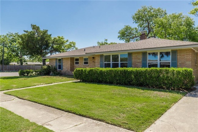 Building Photo - 501 Dolphin Pl