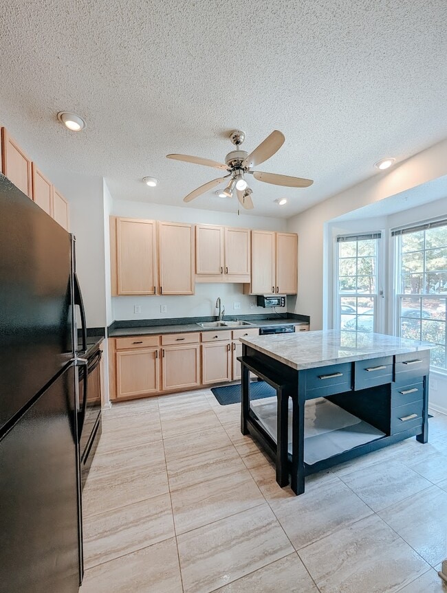 Building Photo - 18 Duke of Gloucester Cir