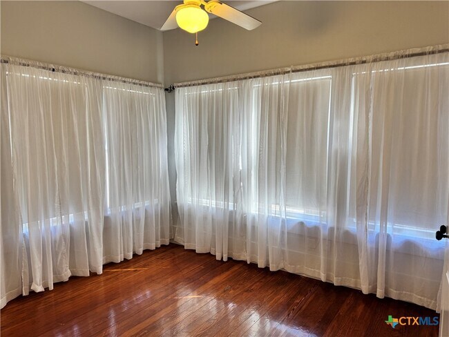 Foto del edificio - 713 Burleson St