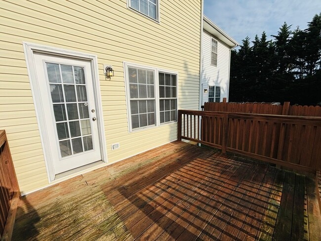 Building Photo - 2 Bedroom, 2.5 Bath Townhouse